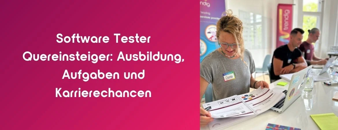 Ein lächelnder Teilnehmer eines Software-Test-Trainings liest Schulungsunterlagen, umgeben von weiteren Teilnehmern und Laptops in einem hellen Raum. Text auf der linken Seite: 